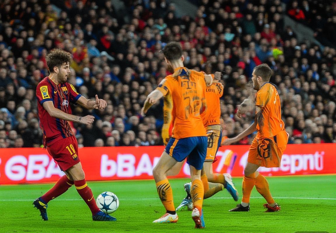 西甲经典对决：巴塞罗那vs马拉加，控球反